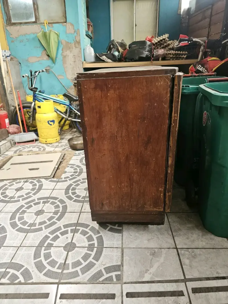 Mueble de madera antiguo con puertas abatibles - 4