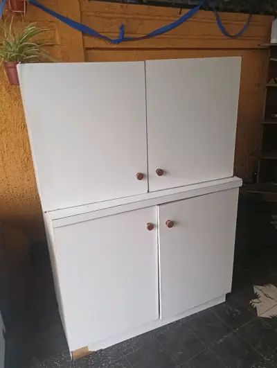Mueble de cocina blanco con lavaplatos - miniatura 1