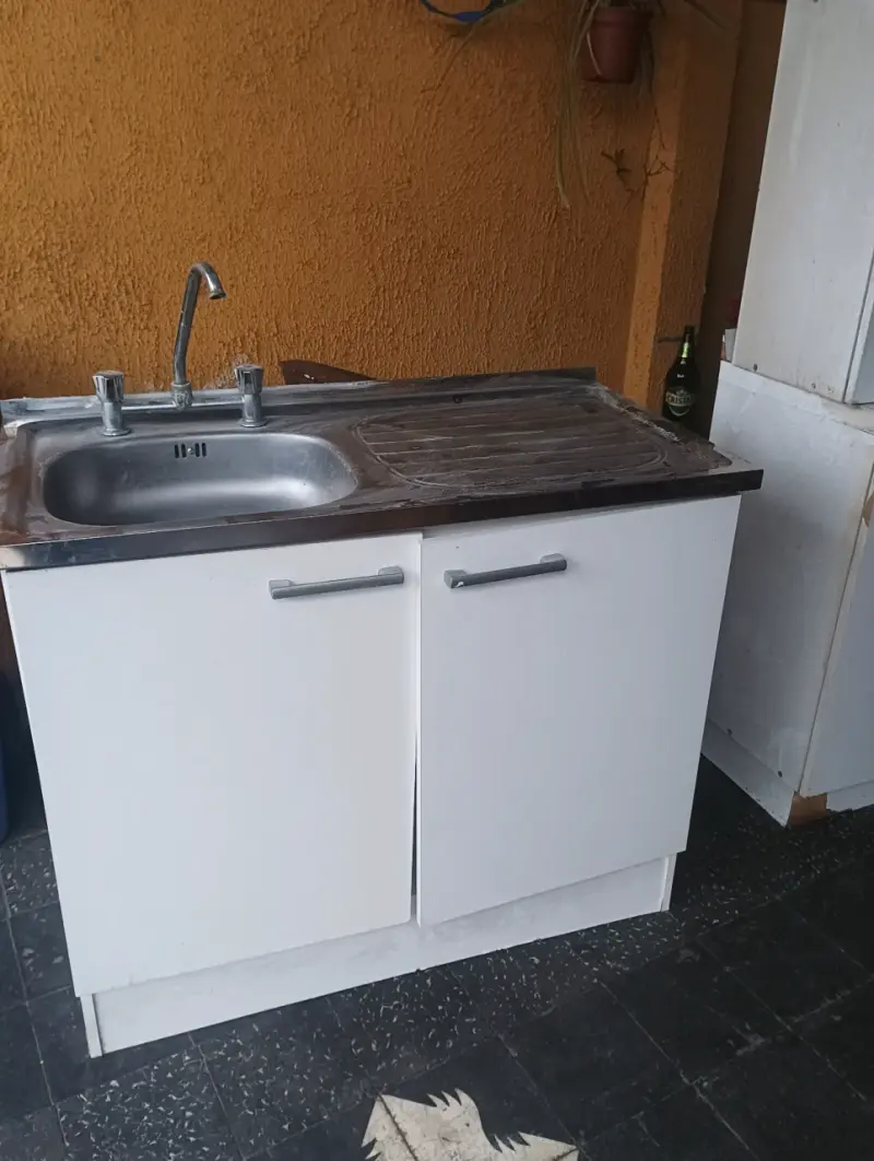 Mueble de cocina blanco con lavaplatos - 2