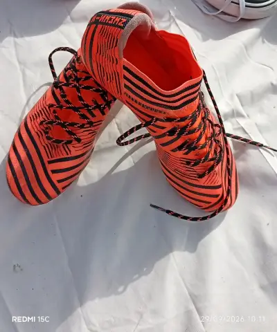 Zapatillas de fútbol naranjas con diseño a rayas - miniatura 1