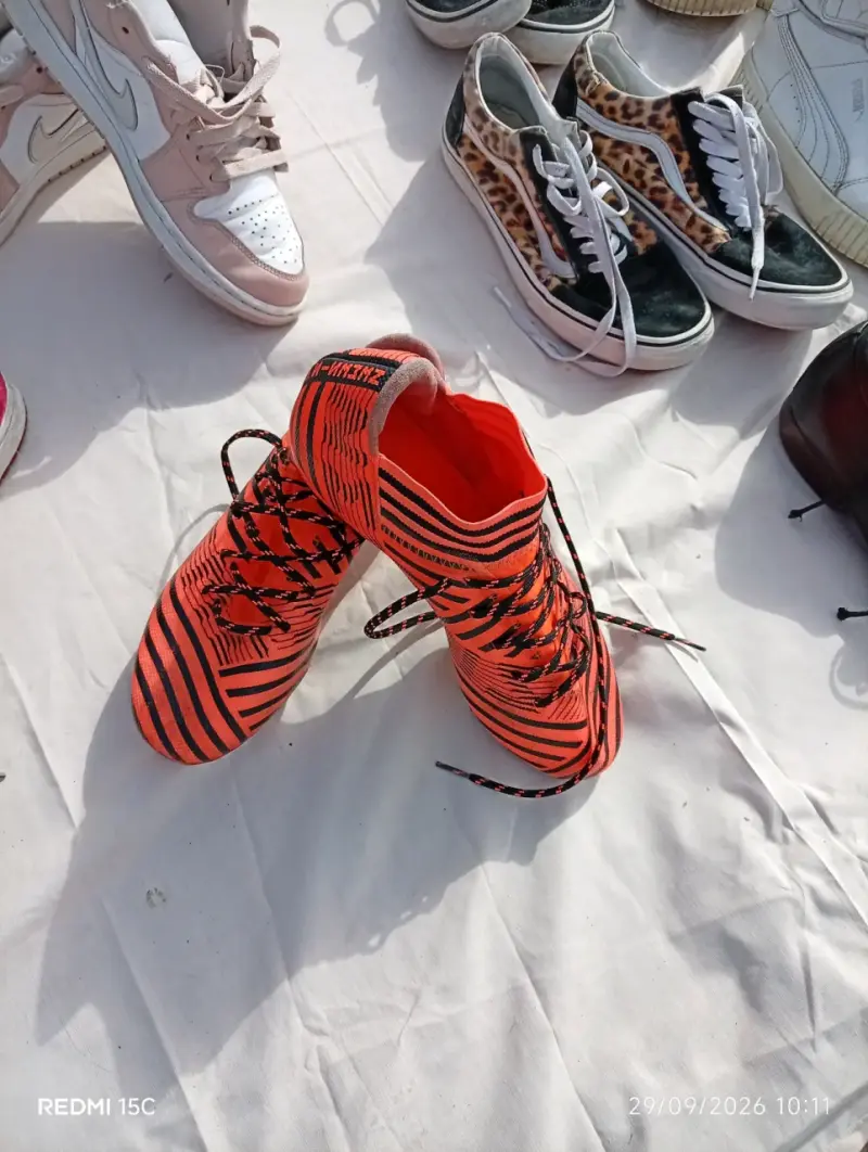 Zapatillas de fútbol naranjas con diseño a rayas - 2