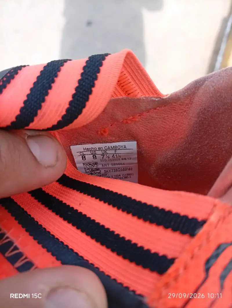 Zapatillas de fútbol naranjas con diseño a rayas - 3