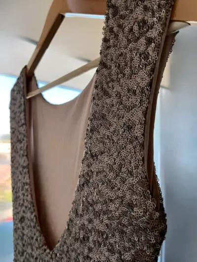 Vestido corto de lentejuelas - miniatura 3