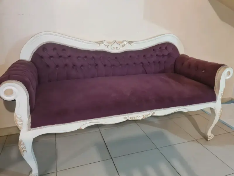 Sofá vintage tapizado en terciopelo morado - 1