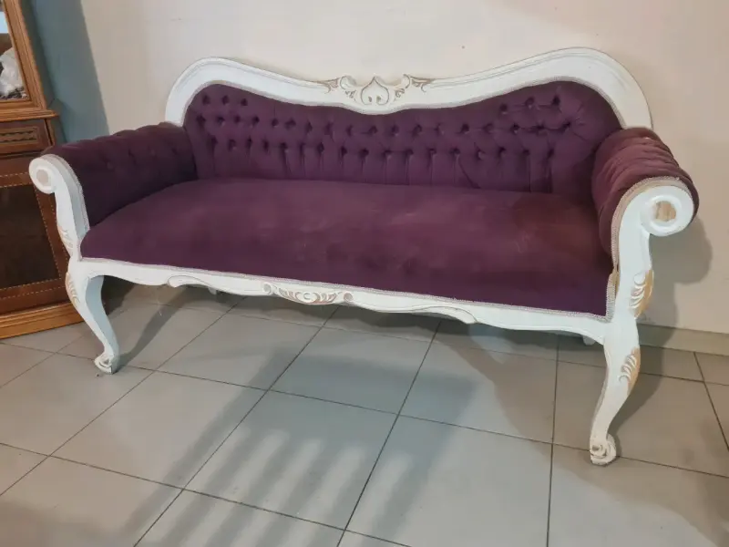 Sofá vintage tapizado en terciopelo morado - 2