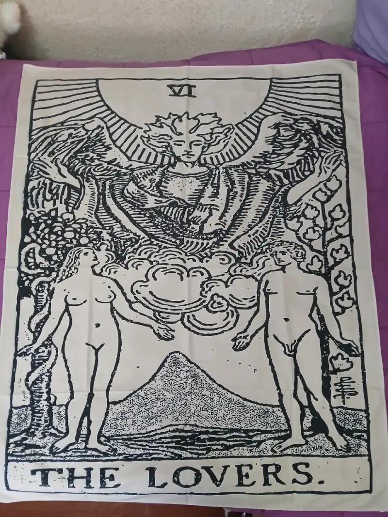 Tapiz decorativo tarot 'The Lovers' en blanco y negro
