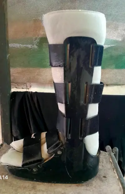 Bota ortopédica Blunding con soporte ajustable - miniatura 2