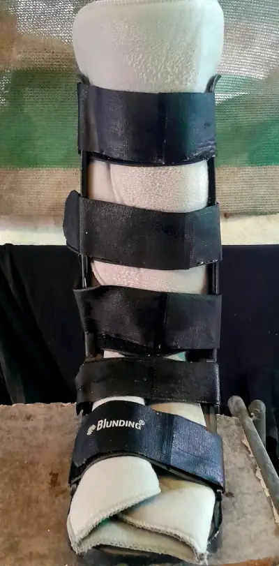 Bota ortopédica Blunding con soporte ajustable - miniatura 3