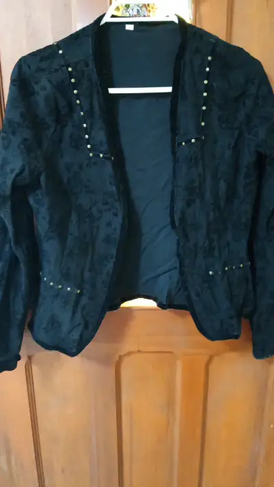 Chaqueta negra con detalles de tachas - miniatura 1
