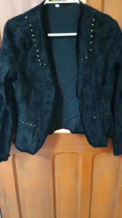 Chaqueta negra con detalles de tachas - miniatura 2