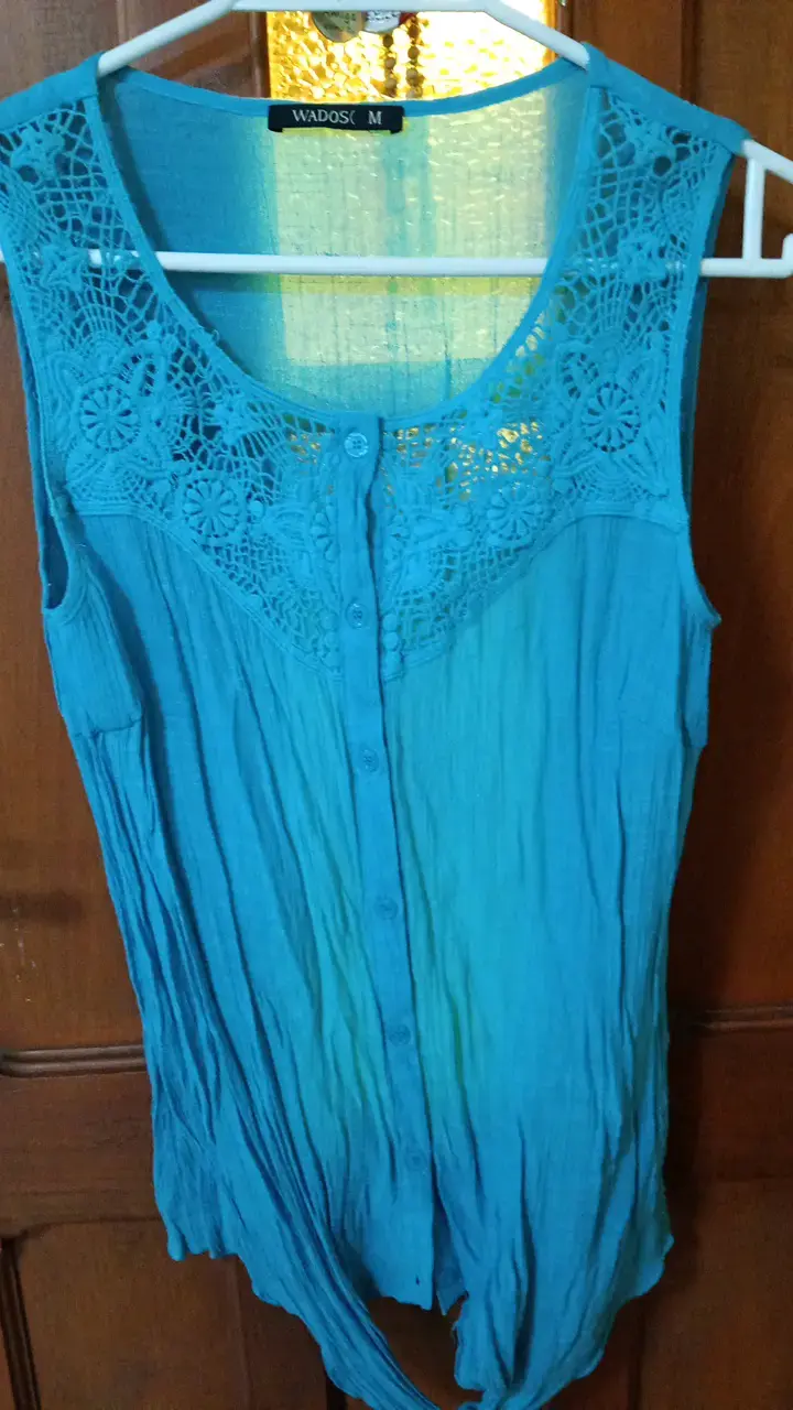Blusa sin mangas celeste con encaje Wados