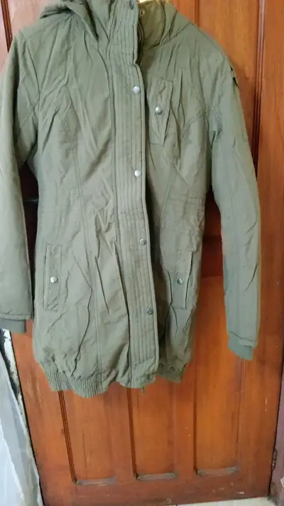 Parka verde con capucha para mujer - miniatura 1