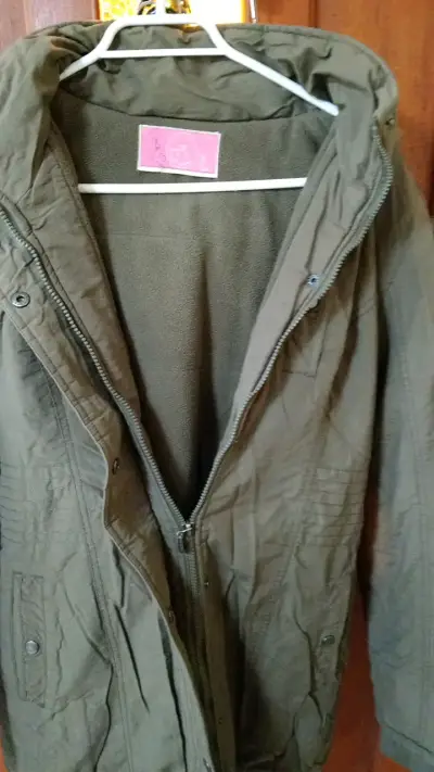 Parka verde con capucha para mujer - miniatura 3
