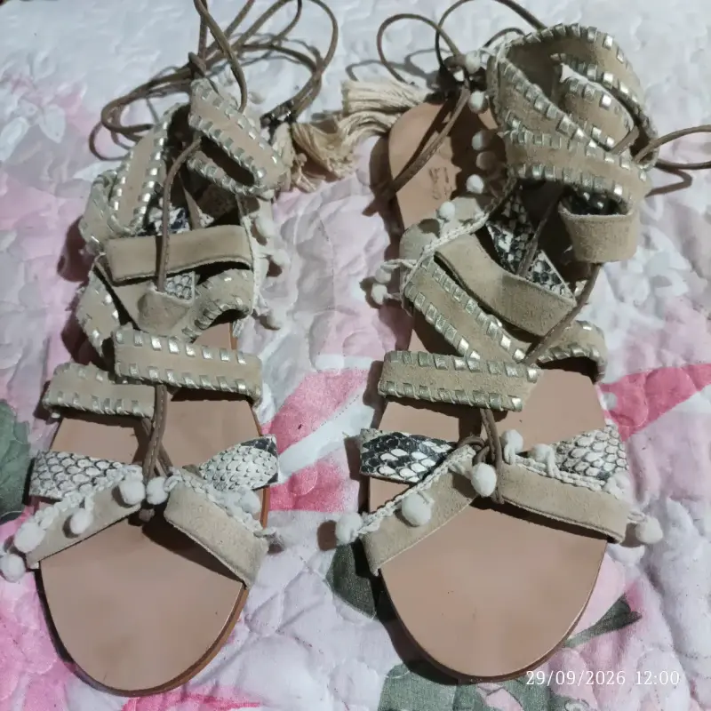 Sandalias de mujer con pompones y diseño trenzado - 1