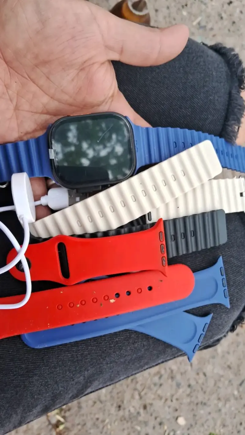 Smartwatch con correas intercambiables y cargador
