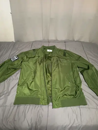 Chaqueta bomber verde estilo militar - miniatura 1