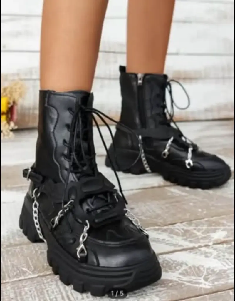 Botas negras con cadenas estilo punk