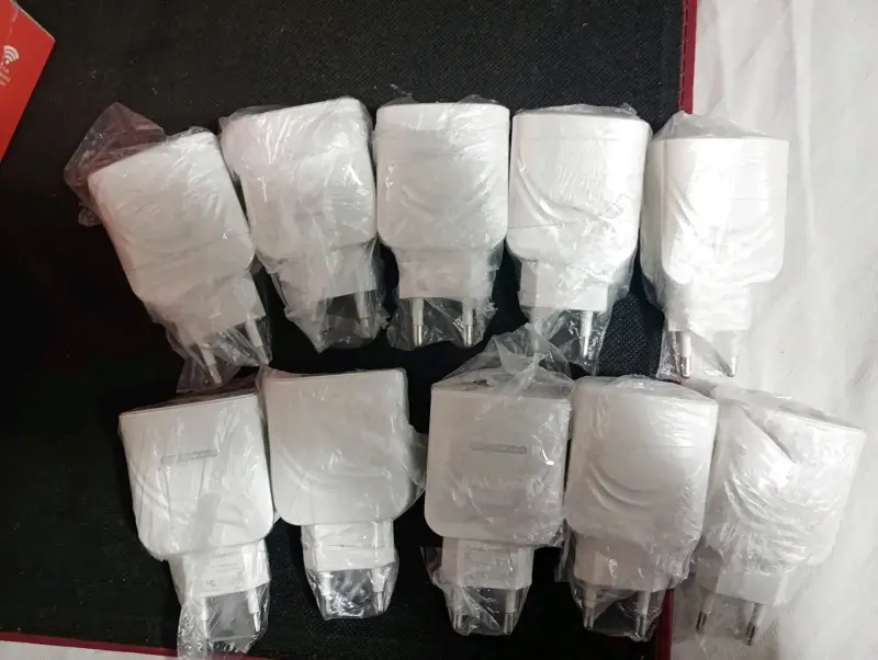 Adaptadores de corriente USB blancos