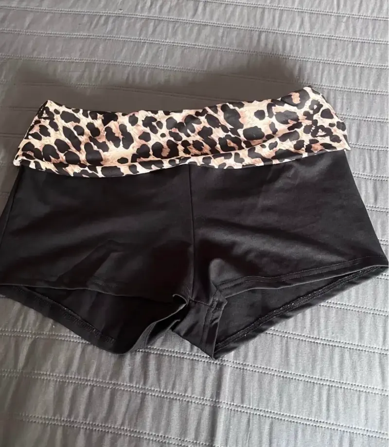 Shorts negros con cintura animal print