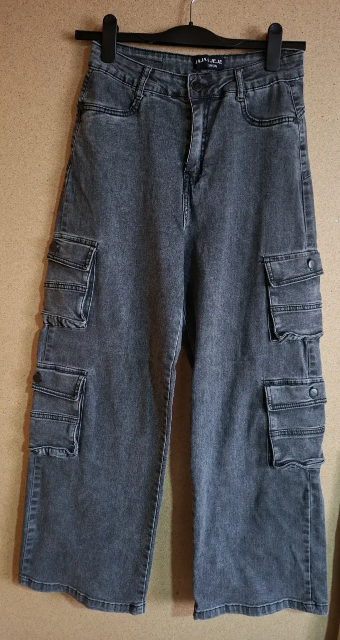 Pantalones cargo grises con bolsillos múltiples