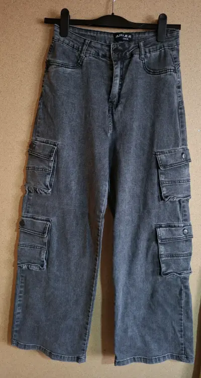 Pantalones cargo grises con bolsillos múltiples - miniatura 1