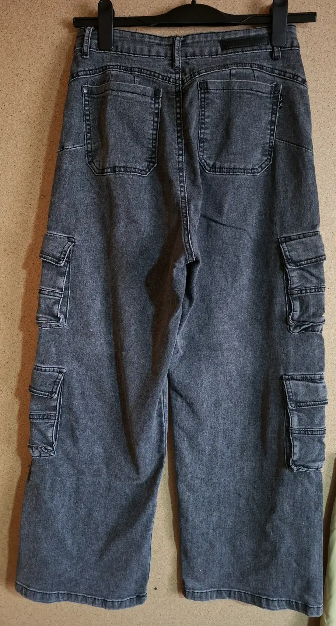 Pantalones cargo grises con bolsillos múltiples - 2