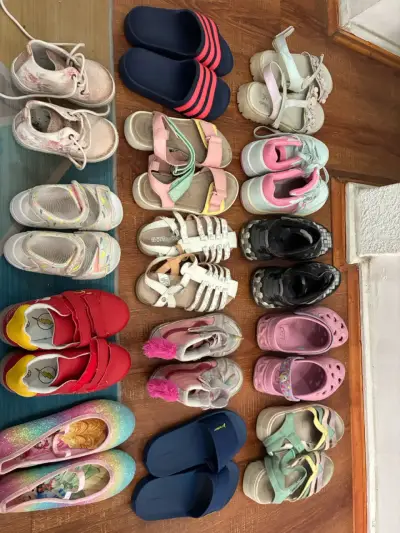 Lote de calzado infantil variado en buen estado - miniatura 1
