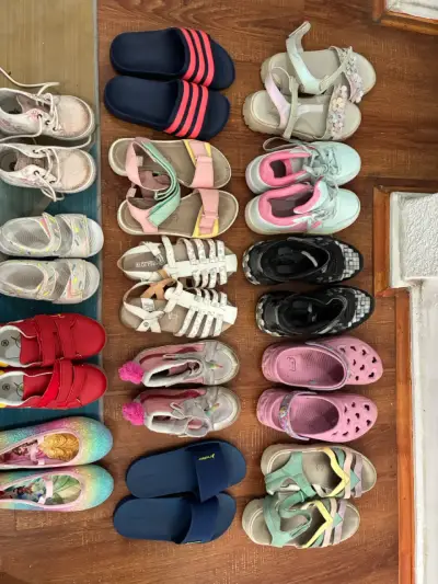Lote de calzado infantil variado en buen estado - miniatura 2