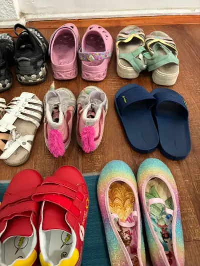 Lote de calzado infantil variado en buen estado - miniatura 3
