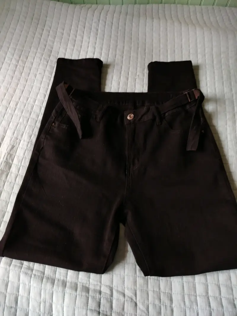 Pantalones negros de mujer con cinturón ajustable - 1