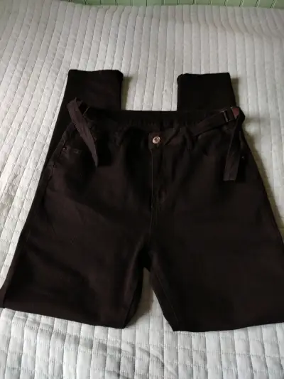 Pantalones negros de mujer con cinturón ajustable - miniatura 1