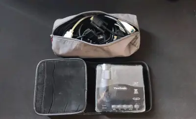 Proyector ViewSonic con cables y estuche - miniatura 1
