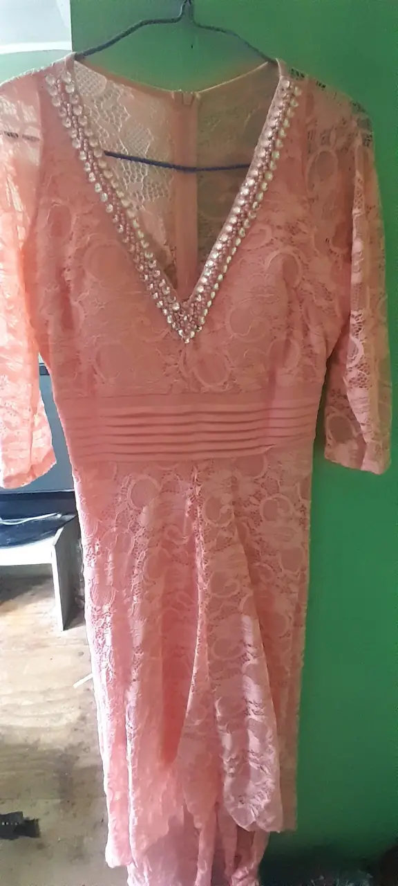 Vestido de encaje rosa con detalles de perlas - 1
