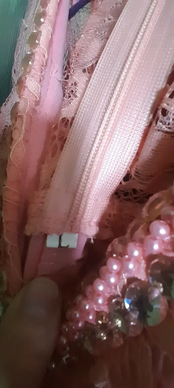 Vestido de encaje rosa con detalles de perlas - 3