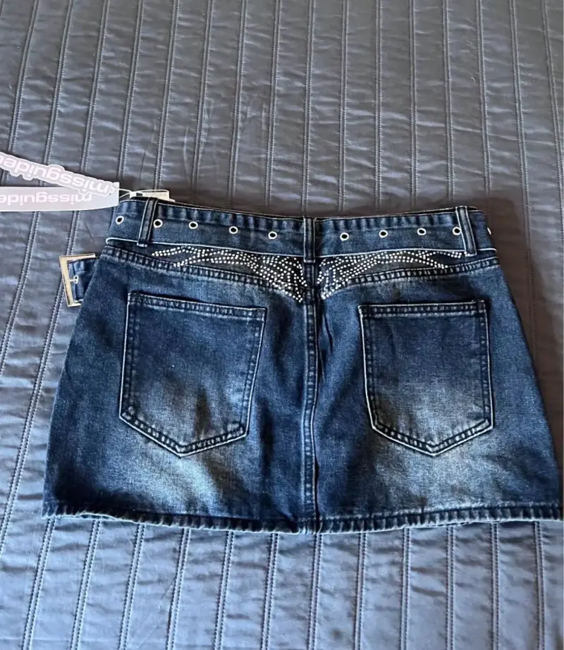 Falda de mezclilla con cinturón Missguided - 2