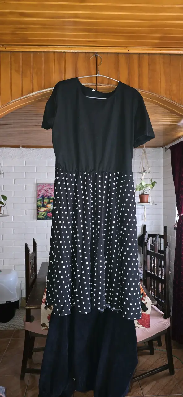 Vestido negro con lunares blancos