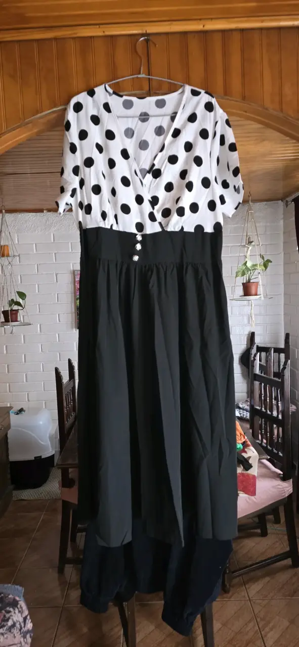 Vestido blanco con lunares negros y falda negra