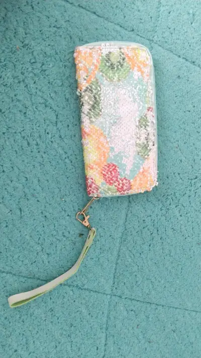 Billetera con lentejuelas multicolor y correa - miniatura 1