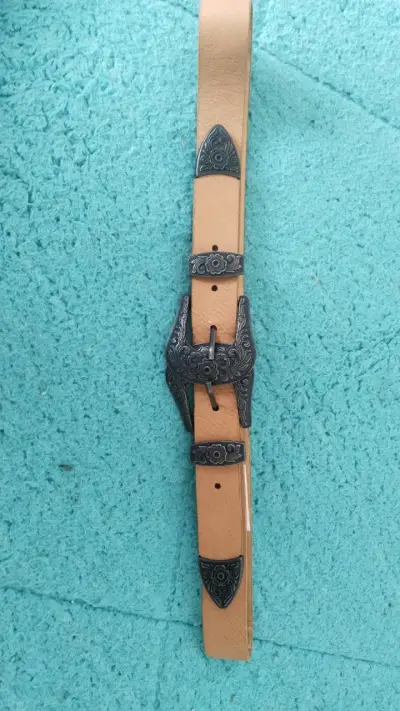 Cinturón de cuero con hebilla decorativa - miniatura 1