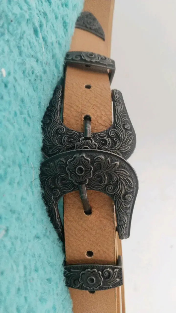 Cinturón de cuero con hebilla decorativa - 2