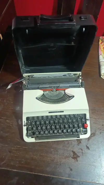 Máquina de escribir portátil Aiko con estuche - miniatura 1