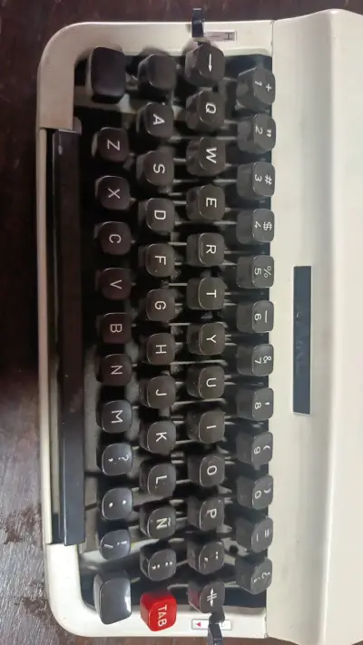 Máquina de escribir portátil Aiko con estuche - miniatura 2
