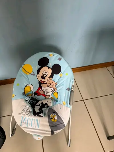 Silla mecedora para bebé con diseño de Mickey Mouse - miniatura 1