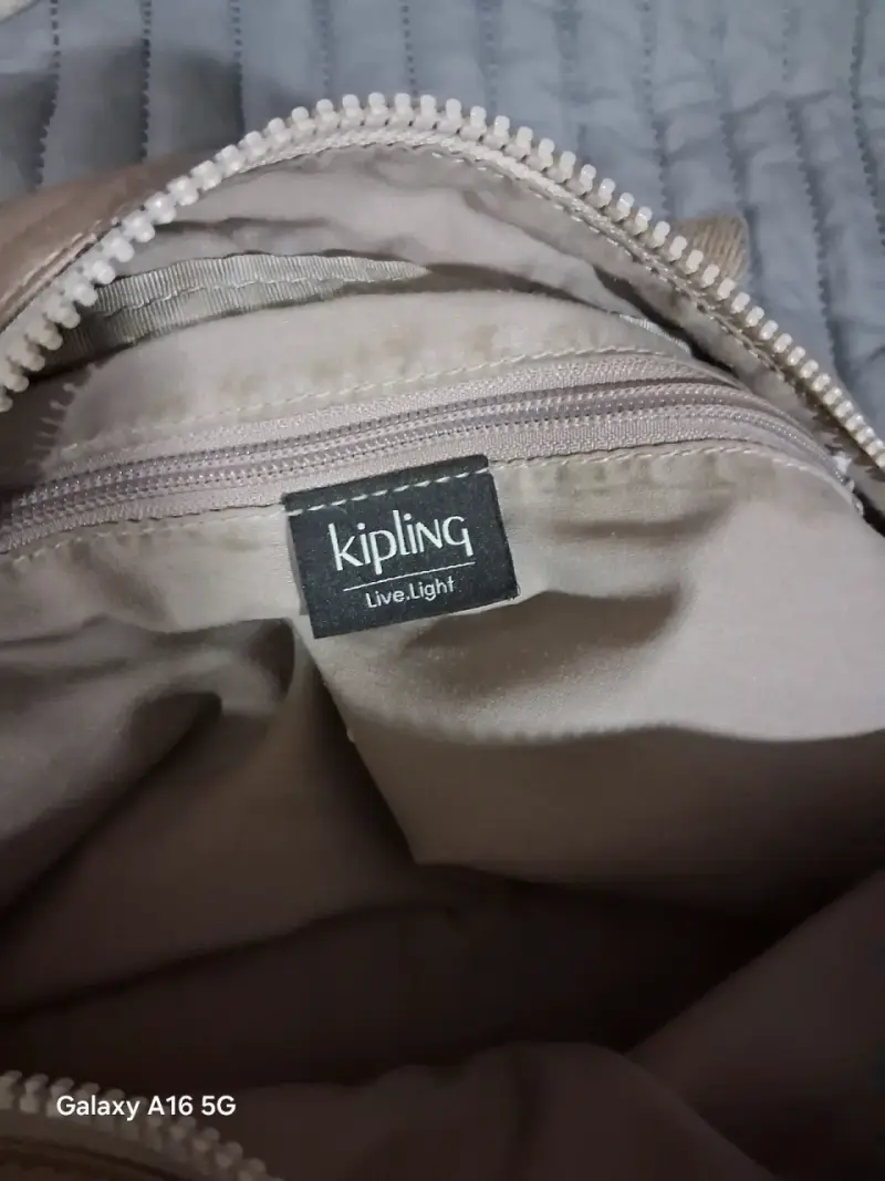 Bolso Kipling beige con múltiples bolsillos - 2