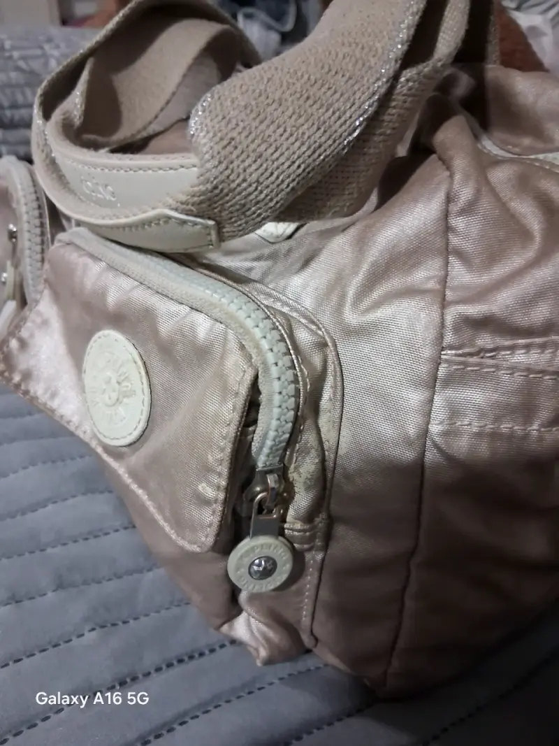Bolso Kipling beige con múltiples bolsillos - 4
