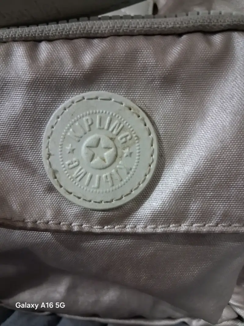 Bolso Kipling beige con múltiples bolsillos - 5