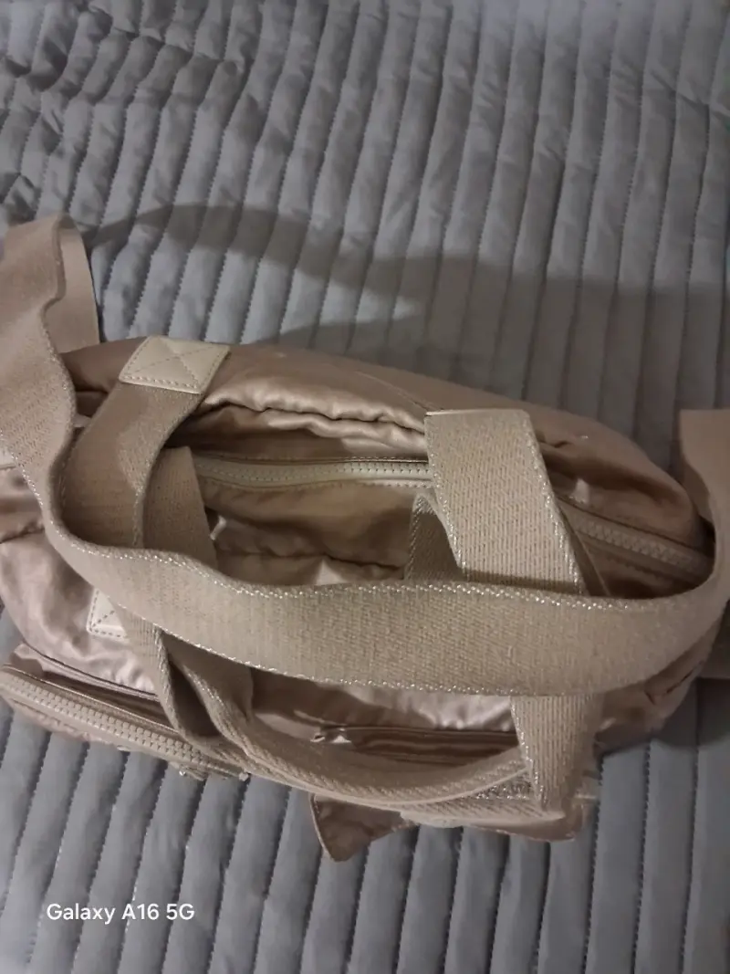 Bolso Kipling beige con múltiples bolsillos - 6
