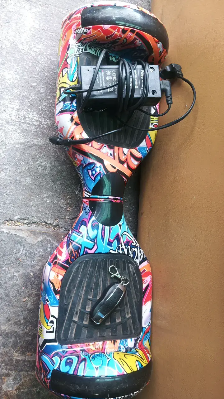 Hoverboard con diseño grafiti y cargador - 2