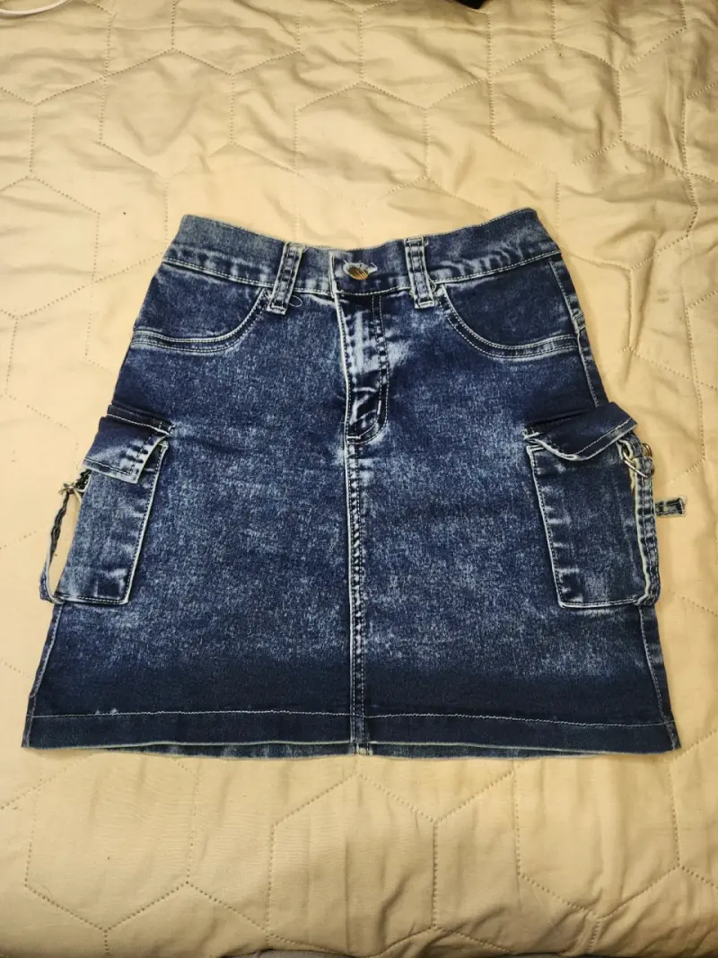 Falda de mezclilla azul con bolsillos cargo