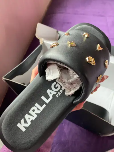 Sandalias negras con adornos dorados Karl Lagerfeld - miniatura 1